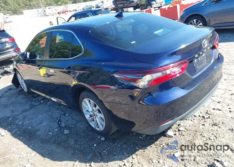 2021 Toyota Camry Le z USA, uszkodzony, nr VIN 4T1C11AK8MU461036